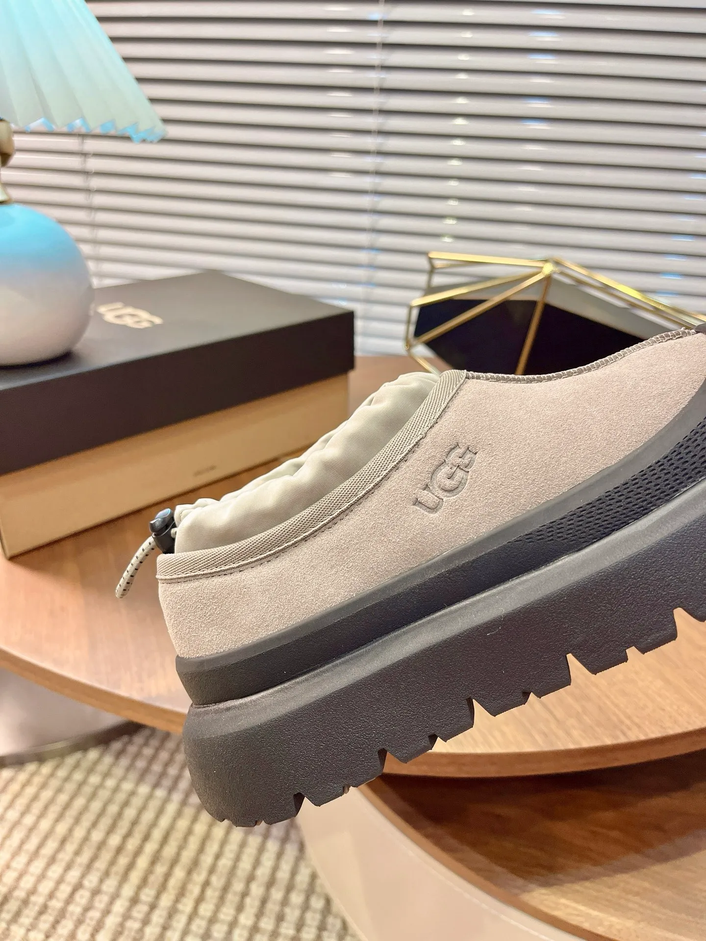 [UGG] P:500💰 Couple shoes Size: 35-44 [Wang Yibo's same style] UGG2025 new winter style Tasman fashion shoes for men and women 1144096 Ugg new fur shoes for autumn and winter, snow boots, same style for men and women ~ Handsome slip-on, lazy shoes, super easy to put on and take off ~ Suede cowhide fabric ~The soles are molded from original soles, not cheap rubber foam, but made of modern material. The characteristics of this material are that it is light, wear-resistant and non-slip. The outsole has a clear logo imprint, which is comparable to that of a store~